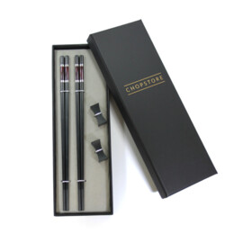 Iburi Dark Red chopsticks in cadeauverpakking (2 setjes chopsticks + 2 rests)