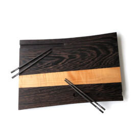 Momiji, Ambachtelijk gemaakte sushiplank voor twee personen