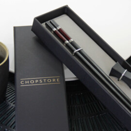 Iburi Dark Red chopsticks in cadeauverpakking (1 setje chopsticks + 1 rest)