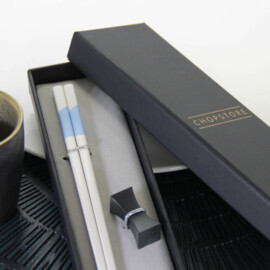 Mizu chopsticks in cadeauverpakking (1 setje chopsticks + 1 rest)